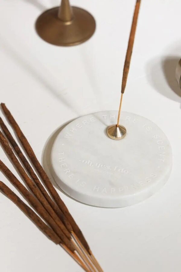 Balto marmuro smilkalinė „Happiness“