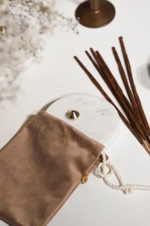 Balto marmuro smilkalinė „Happiness“