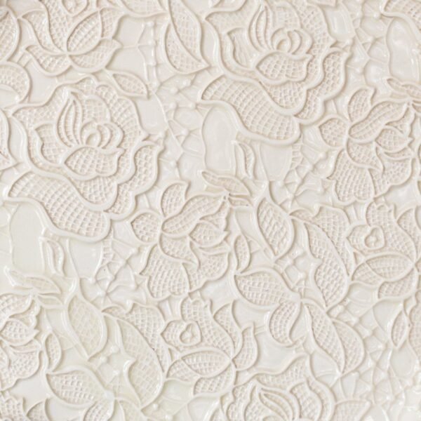 Rankų darbo lėkštė "Rožių raštas"