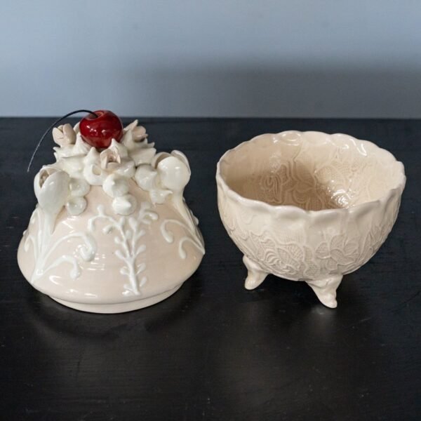 DSC07815-Edit.jpg Rankų darbo keramikinis indelis "Vyšnia ant torto"