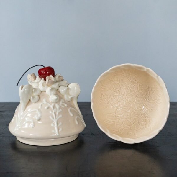 DSC07823-Edit.jpg Rankų darbo keramikinis indelis "Vyšnia ant torto"