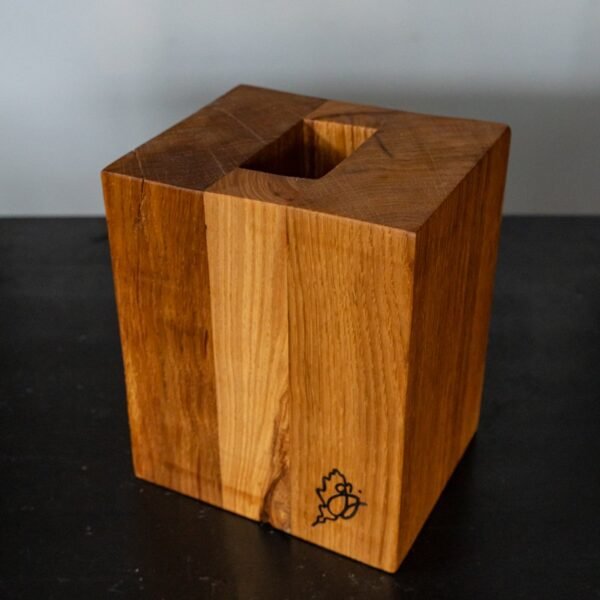 Giedriaus Juodžio ąžuolinė vaza "Kubas"