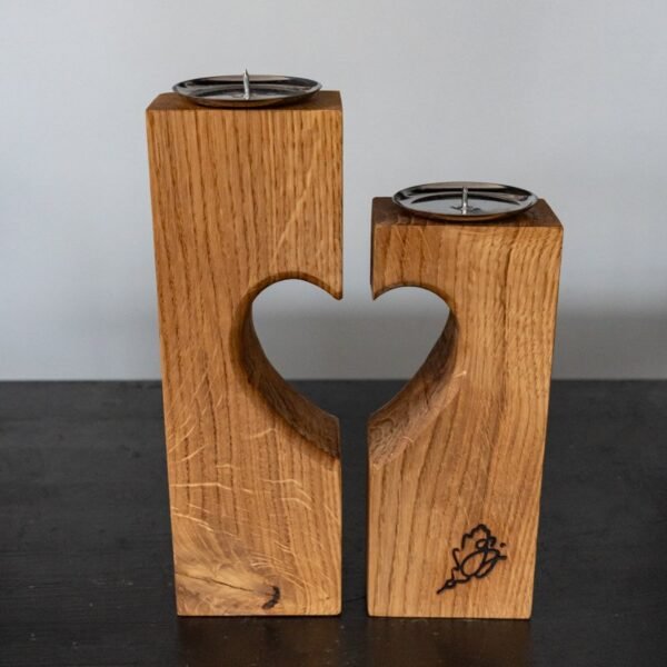 Giedriaus Juodžio ąžuolinė žvakidė iš dviejų dalių "Širdis"
