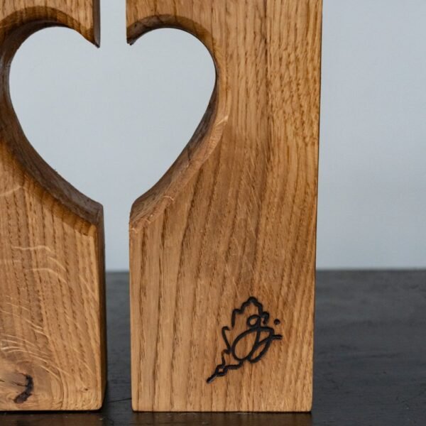 Giedriaus Juodžio ąžuolinė žvakidė iš dviejų dalių "Širdis"