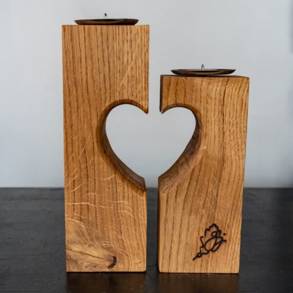 Giedriaus Juodžio ąžuolinė žvakidė iš dviejų dalių "Širdis"