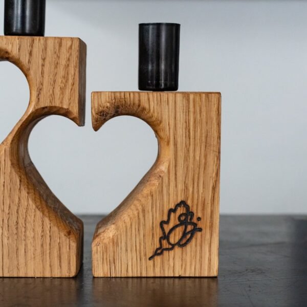 Giedriaus Juodžio ąžuolinė žvakidė "2 širdys"