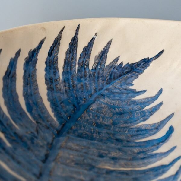 Rankų darbo keramikinis dubuo "Mėlynasis papartis"