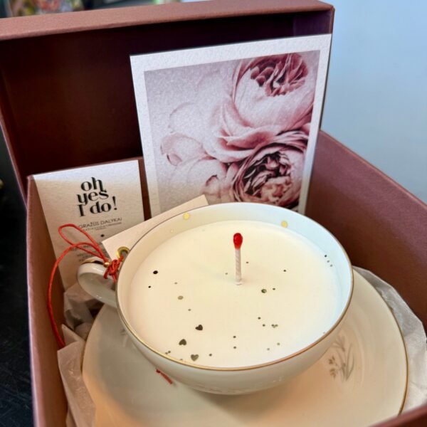 Dovana Mamai - žvakė porcelianiniame puoduke ir lėkštutė