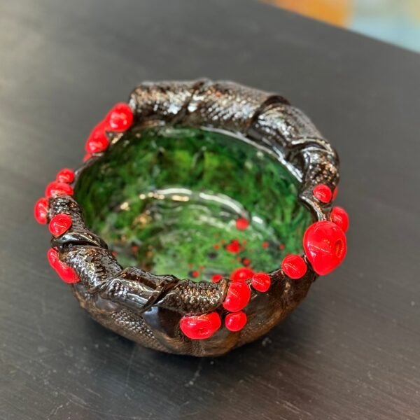 Rankų darbo keraminis indas su raudonais akcentais (midi)