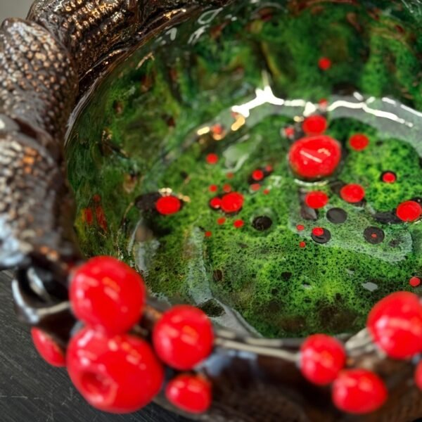 Rankų darbo keraminis indas su raudonais akcentais (midi)