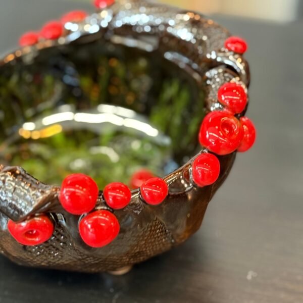 Rankų darbo keraminis indas su raudonais akcentais (midi)