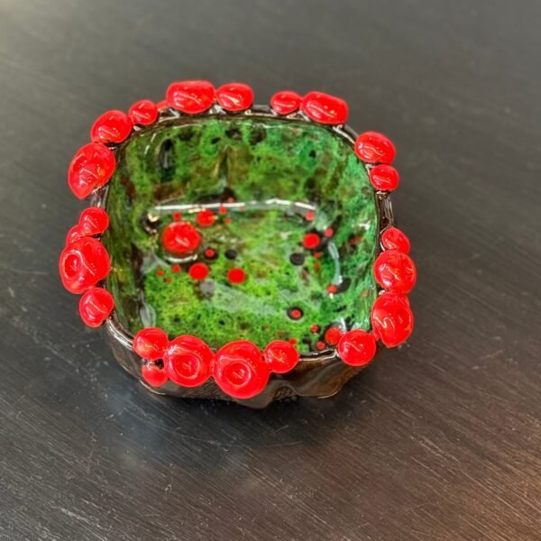 Rankų darbo keraminis indas su raudonais akcentais (mini)