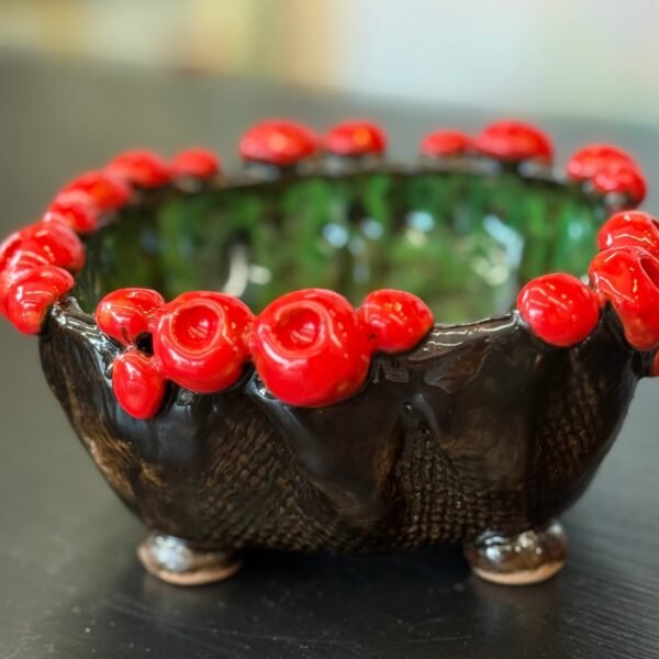 Rankų darbo keraminis indas su raudonais akcentais (mini)