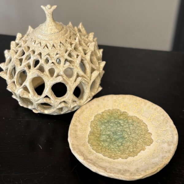 Rankų darbo keraminė žvakidė „Karūna“