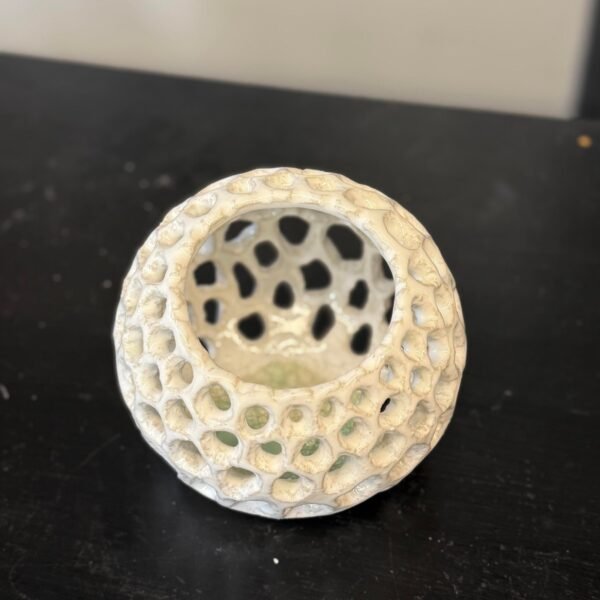 Rankų darbo keraminė žvakidė „Šviesos koralas“