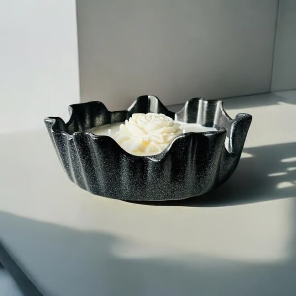 Juoda, blizgi rankų darbo sojų vaško žvakė