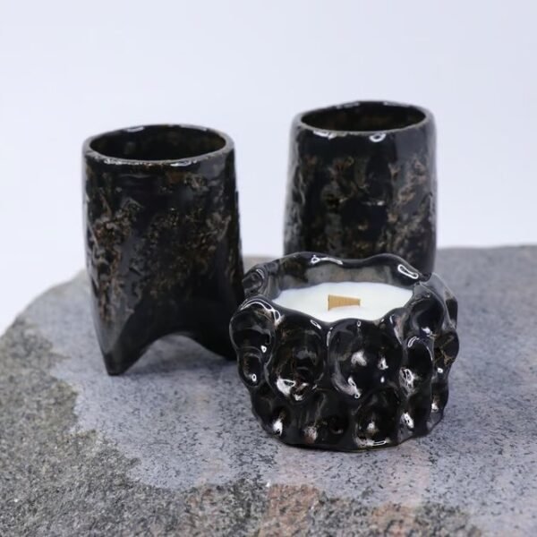 store_01HQ6P0YRTS7P3Y78CYRGR9BE9_assets_1732046697065-IMG_9390.jpg Keraminių puodelių rinkinys su žvake