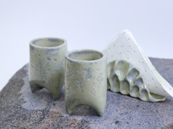 store_01HQ6P0YRTS7P3Y78CYRGR9BE9_assets_1732050055724-IMG_9337-_1_.jpg Keraminis puodelių ir servetėlių dėklo rinkinys