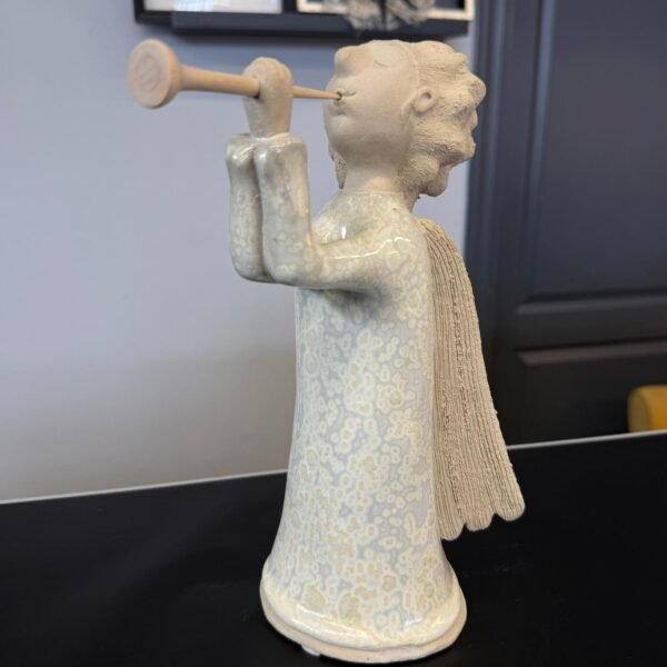 "Muzikuojantis angelas" - keramika su mediniu akcentu