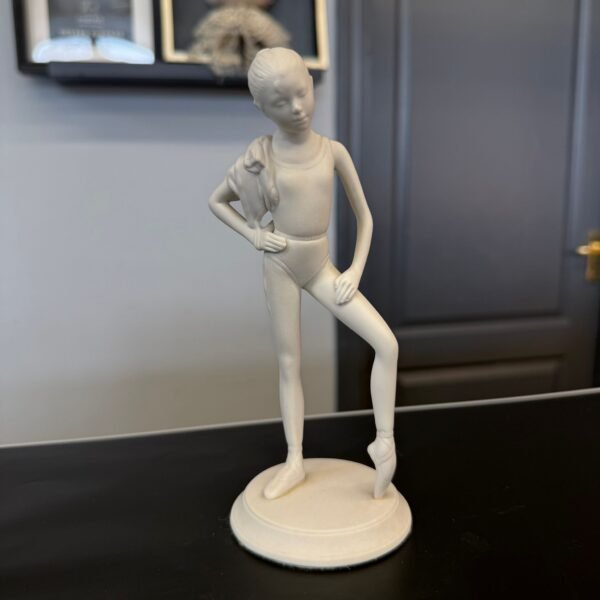 "Pirmi žingsniai ant pirštų galiukų" - Royal Ballet figūrėlė