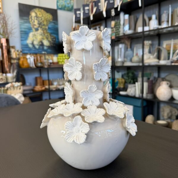 Keramikinė vaza su gėlėmis