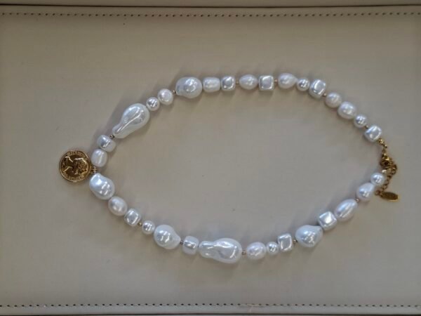 Stambių asimetriškų perlų vėrinys su auksine detale