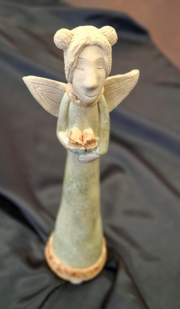Keraminė statulėlė „Angelas skaito“