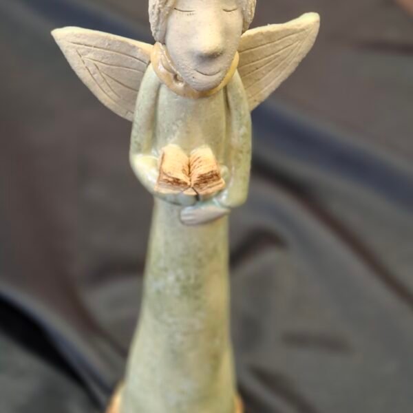 Keraminė statulėlė „Angelas skaito“