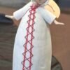 1000027936 Medinė statulėlė „Angelas su raudonu siūlu“