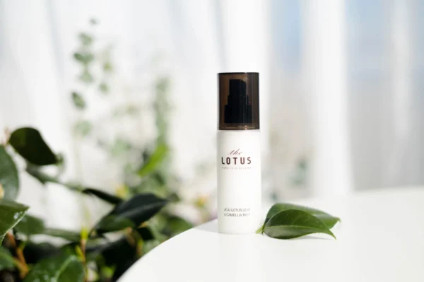 dulksna nr22 THE PURE LOTUS Jeju Lotus Leaf & Camellia (Jeju lotoso lapų ir kamelijų ekstraktu) veido dulksna (80 ml.)
